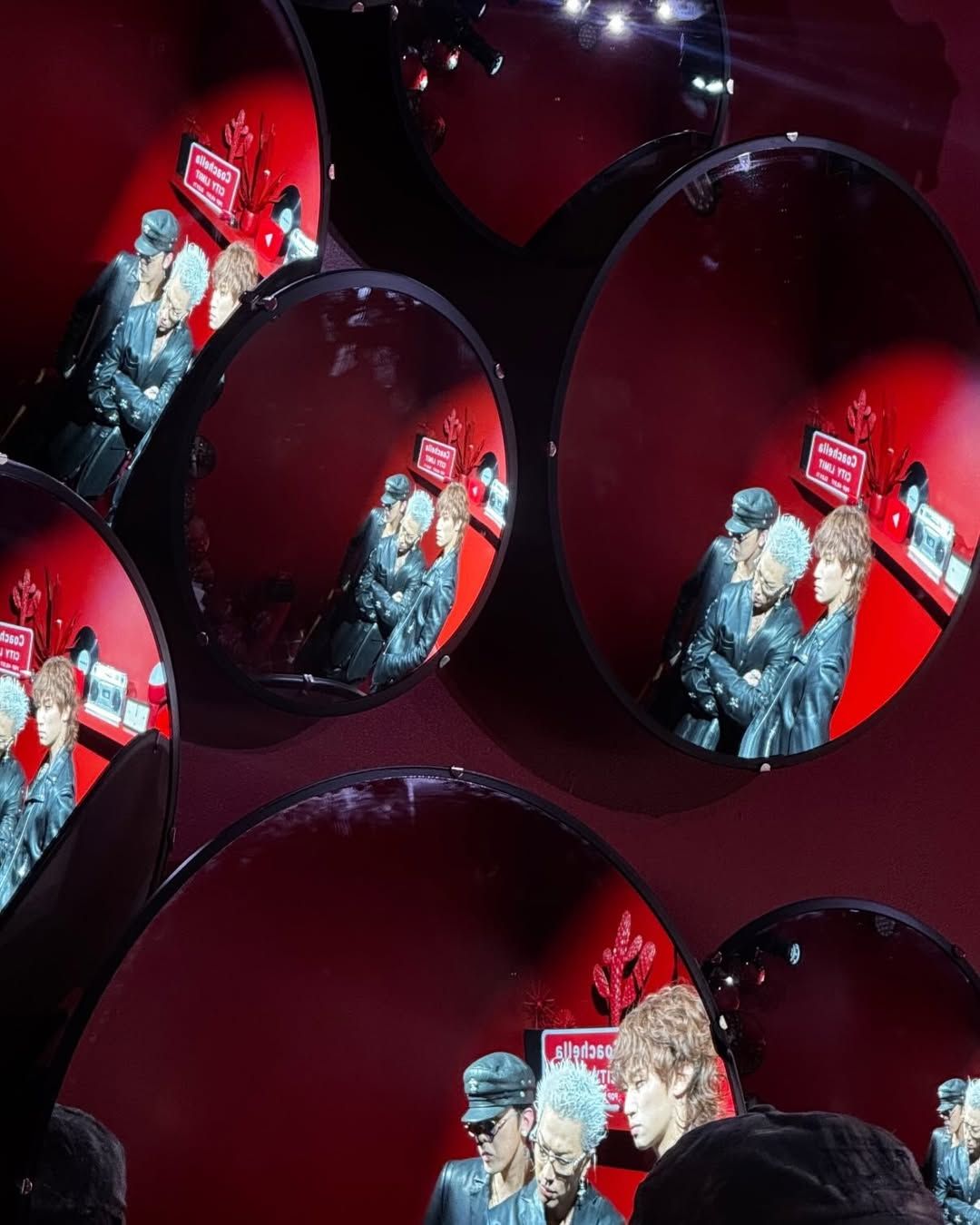 코첼라에서의 빅뱅(지드래곤, 태양, 대성)이 사진을 찍고 있다. / 이미지 출처: 지드래곤 인스타그램 @xxxibgdrgn