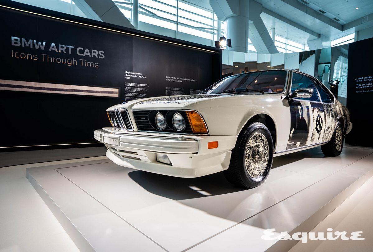 아트 바젤 홍콩 2026에 전시된 BMW의 여섯 번째 아트카, 1986년 작 로버트 라우셴버그의 BMW 635 CSi의 모습.