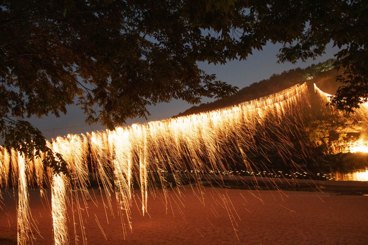 절벽 아래로 떨어지는 낙화가 예술이다. / 출처: 하회선유줄불놀이 홈페이지