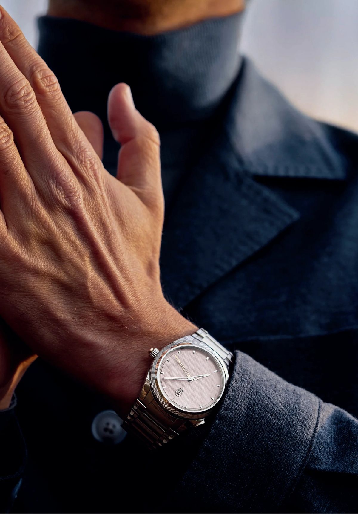지름 40mm의 절제된 스틸 케이스와 플래티넘 950 베젤의 조합은 포멀한 셔츠나 재킷 소매 아래에서 튀지 않고 우아하게 스며든다 / 이미지 출처: 파르미지아니