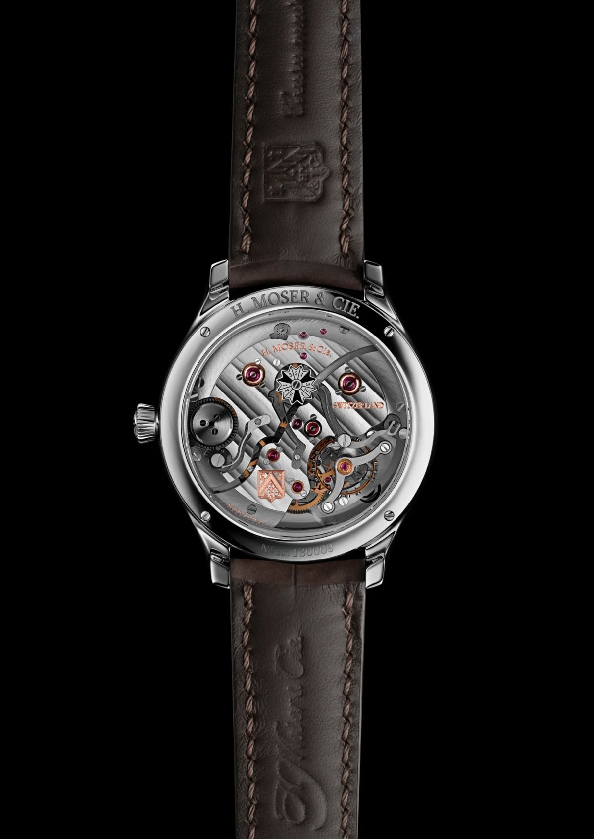 사파이어 케이스백을 통해 드러나는 핸드와인딩 칼리버 HMC 800. 윤년 인디케이터를 무브먼트 쪽으로 배치해 다이얼의 여백을 확보했다 / 이미지 출처: H. 모저 앤 씨