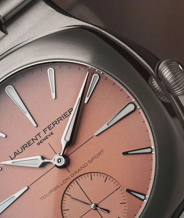 모터 레이싱의 공기역학적 실루엣에서 영감을 받은 케이스 라인은 44mm의 볼륨감 있는 크기에도 유려한 형태를 유지한다 / 이미지 출처: 로랑 페리에