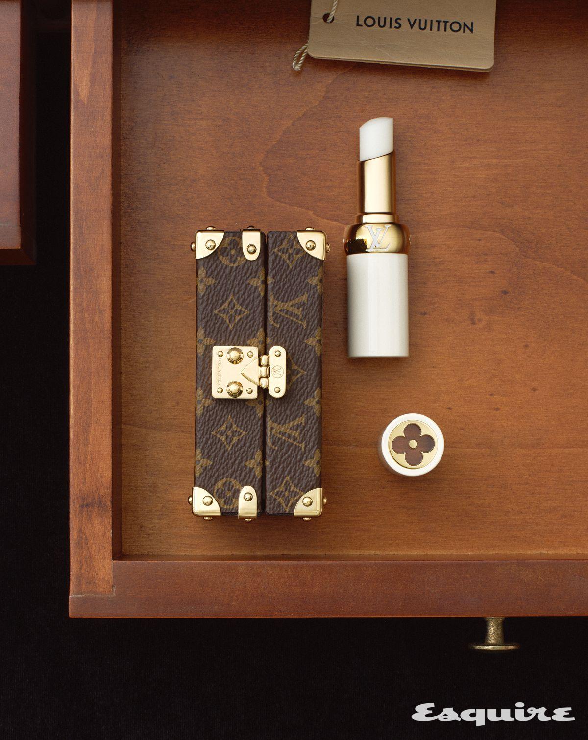 루이 비통 트렁크의 디테일까지 미니어처 크기로 정교하게 구현한 트렁크 립스틱 케이스 가격 미정, 상쾌한 민트와 달콤한 라즈베리 향이 입술을 시원하게 리프레시하는 LV 밤 3g/가격 미정 라 보떼 루이 비통.