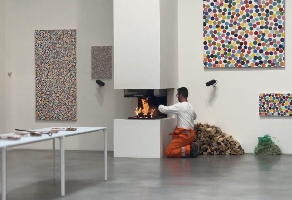 런던의 뉴포트 갤러리에서 마주한 불속에 타고있는 데미안허스트의 NFT 작품들 / 이미지 출처: 필자 촬영