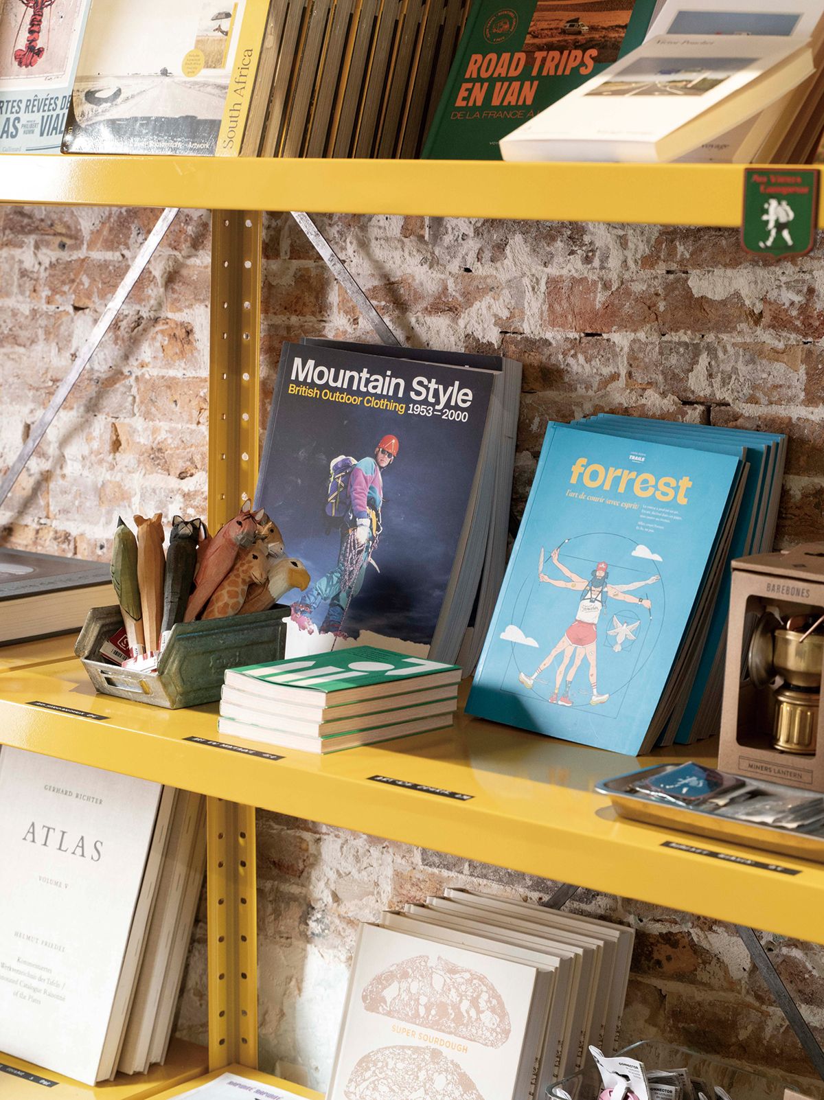 좋은 안목으로 선별한 각종 아웃도어 전문 서적과 캠핑용품.