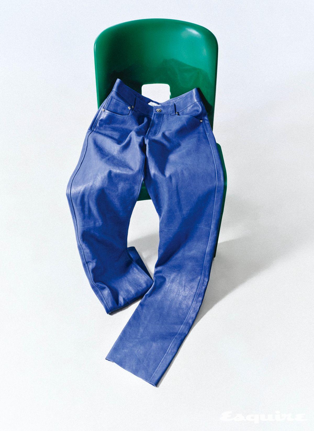 광택감이 매력적인 블루 램스킨 레더 팬츠 가격 미정 베르사체.