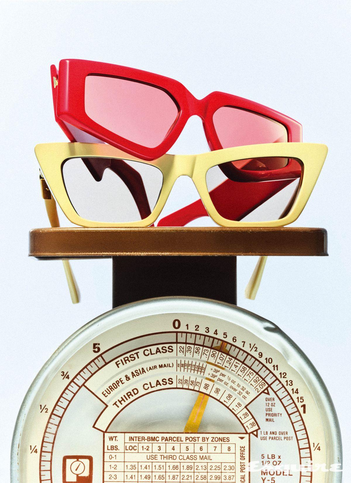 래드 지오메트릭 선글라스 61만5000원 발렌티노 by 케어링 아이웨어. 베이지 스냅 캣아이 선글라스 59만원 보테가 베네타 by 케어링 아이웨어. 