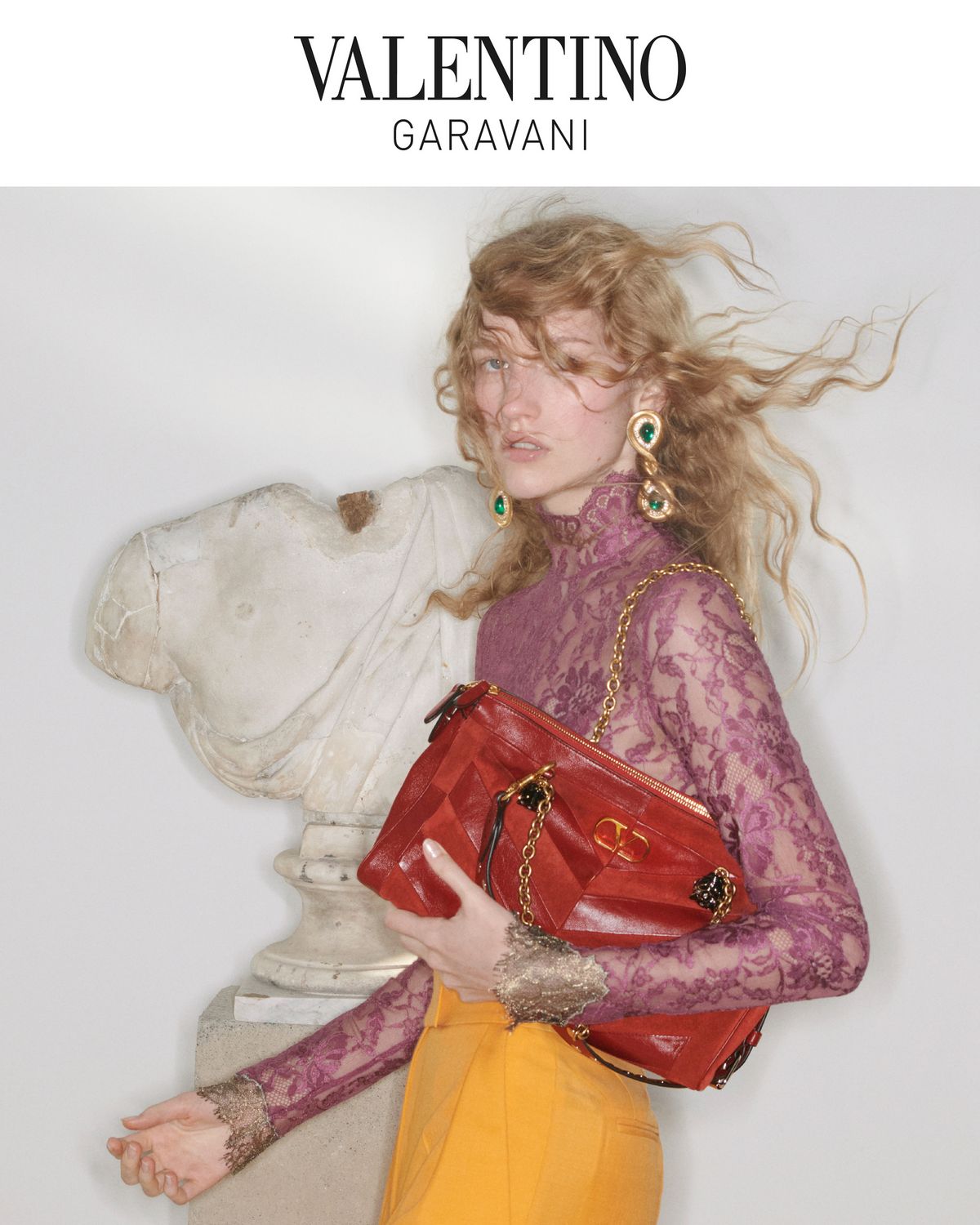 발렌티노가 역사적 공간을 배경으로 아카이브를 재해석한 2026 가을 캠페인 / 이미지 출처: 발렌티노.