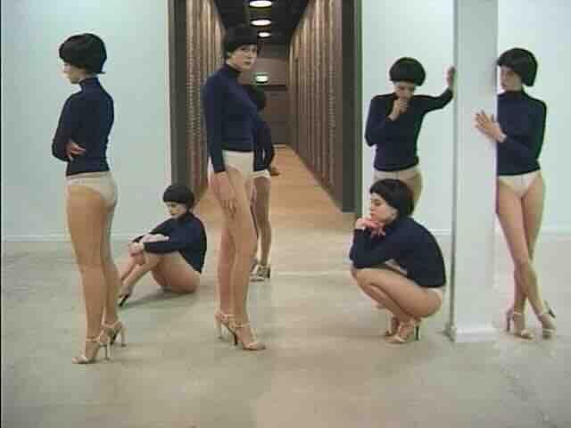 패션 산업과 여성 그리고 패션을 바라보는 작가의 시선이 느껴진다 / 이미지 출처: Vanessa Beecroft