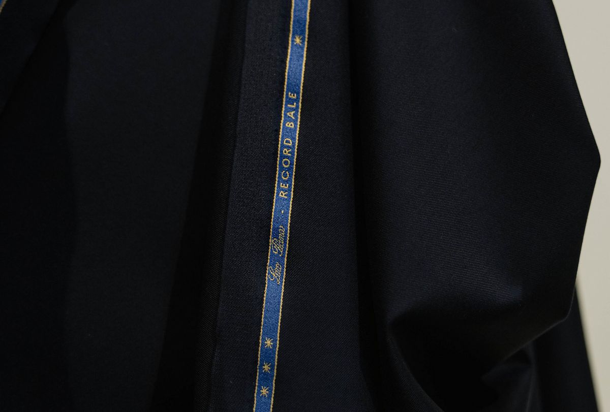 섬유의 생산 연도와 원산지 정보가 담긴 더 기프트 오브 킹스 컬렉션 라벨.