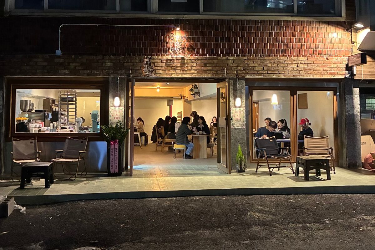 내부 좌석은 모임이나 작업을 하기 좋고 외부 좌석은 여유를 만끽하기 좋다. / 출처: 스틸애즈에버 네이버지도 업체 등록 