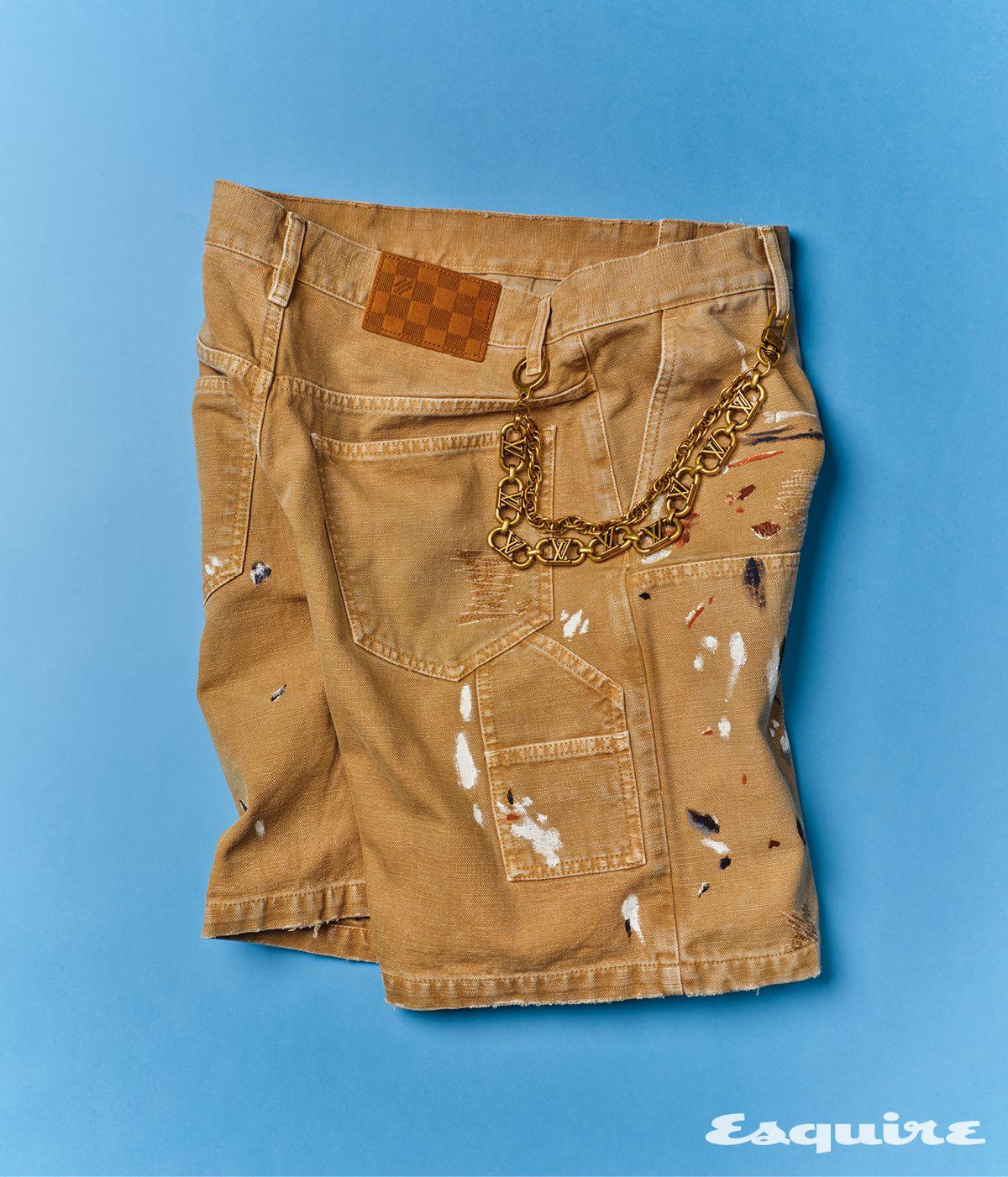 페인트 자국으로 빈티지함을 살린 LV 아티 카펜터 데님 쇼츠, LV 플라워 링크 체인 벨트 모두 가격 미정 루이 비통. 