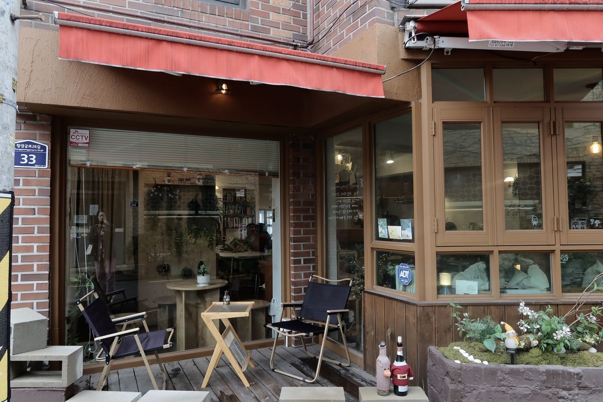 테라스에서 책을 읽을 수 있는 북카페 나지트 / 이미지 출처: 필자 촬영