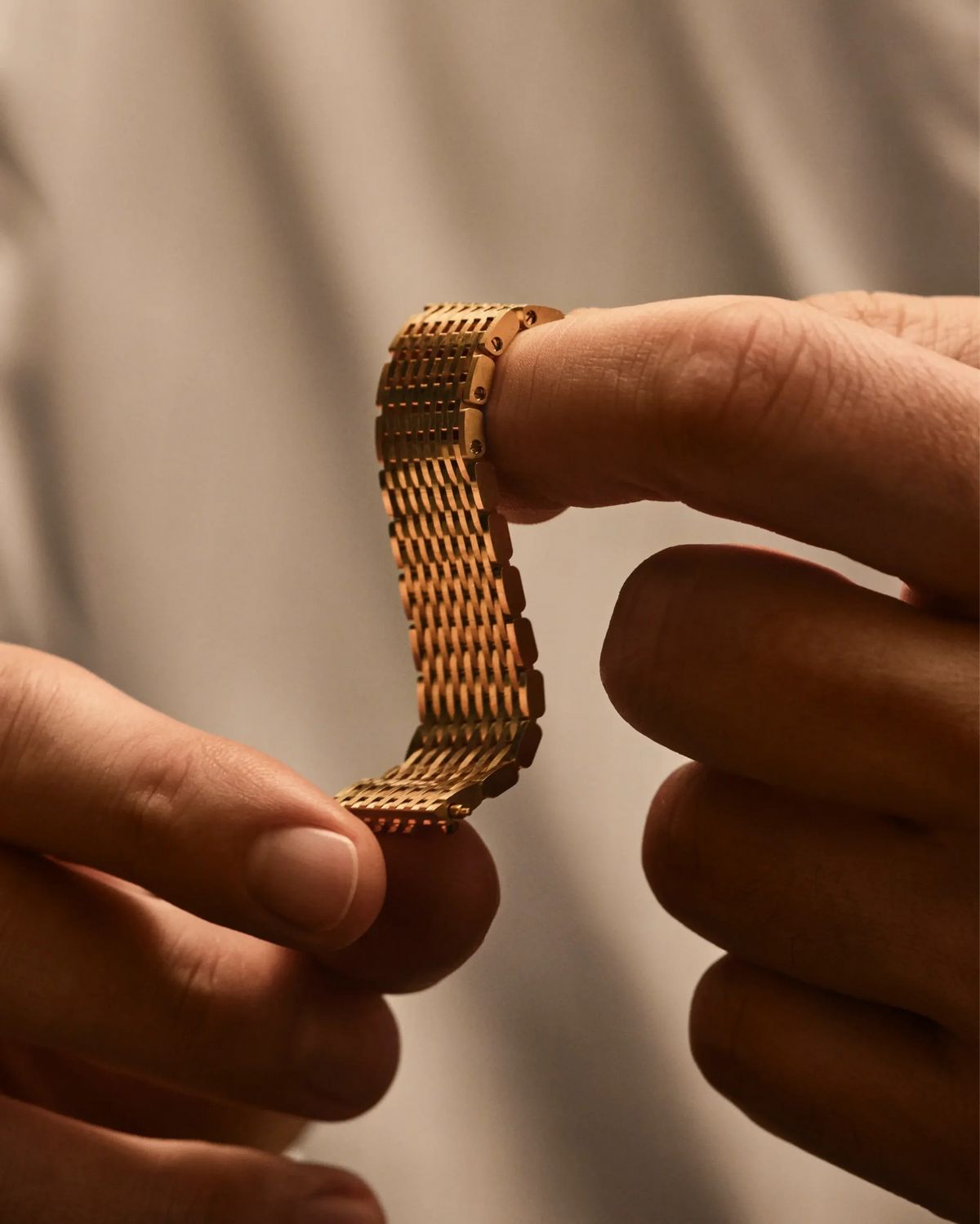 394개의 링크를 촘촘하게 엮어 금속임에도 직물처럼 부드러운 착용감을 선사하는 15열 메시 브레이슬릿 디테일 / 이미지 출처: 까르띠에.