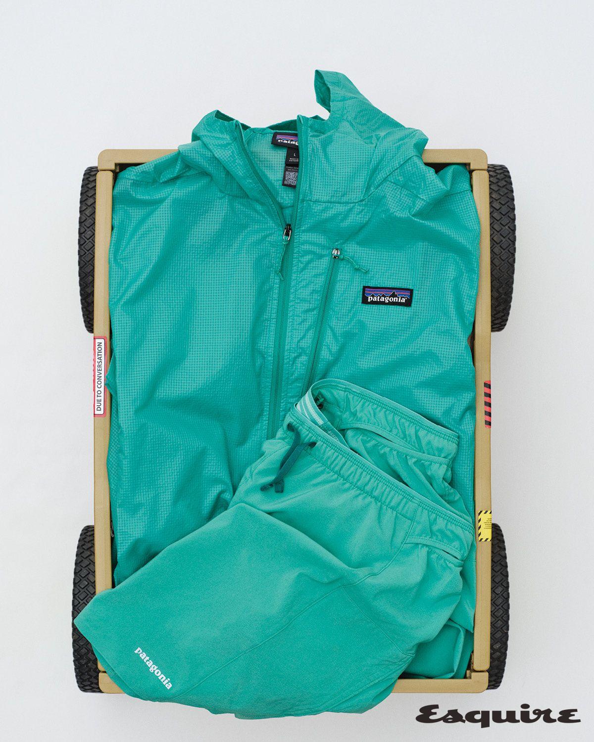 패커블 후드 재킷 19만원, 재활용 폴리에스테르 쇼츠 15만5000원 모두 파타고니아.