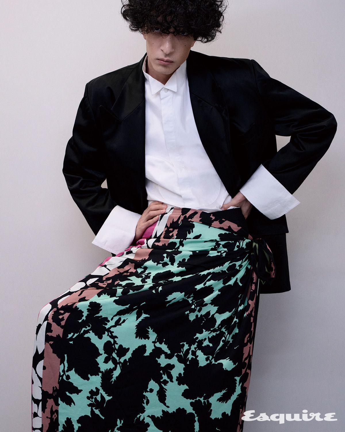 더블브레스티드 재킷, 턱시도 셔츠, 벨트 장식 울 팬츠, 프린트 비스코스 스카프 모두 가격 미정 드리스 반 노튼.