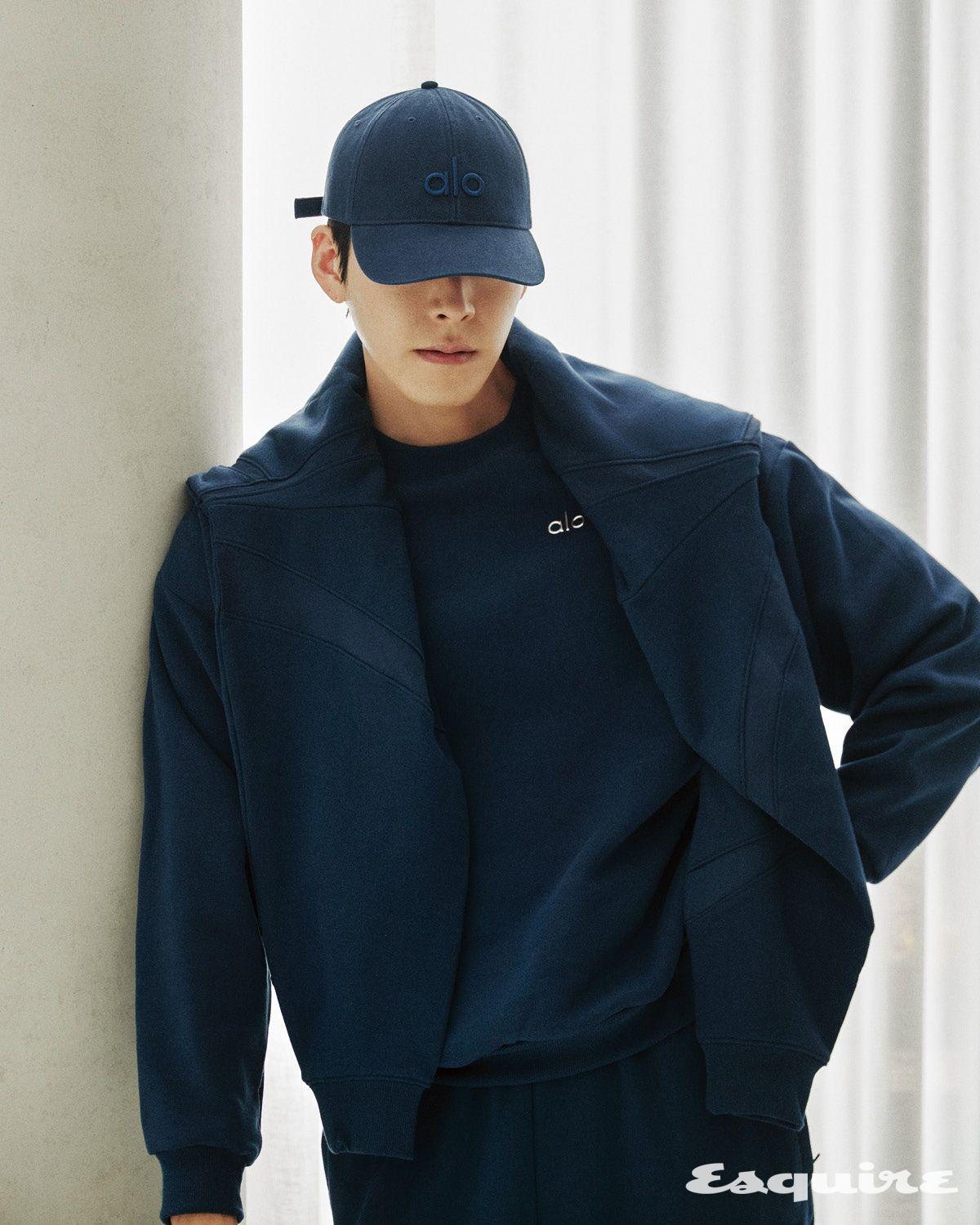 아콜레이드 크루넥 풀오버, 필드 크루넥 스웨트셔츠, 필드 스웨트 팬츠, 워시드 오프 듀티 캡 모두 알로.