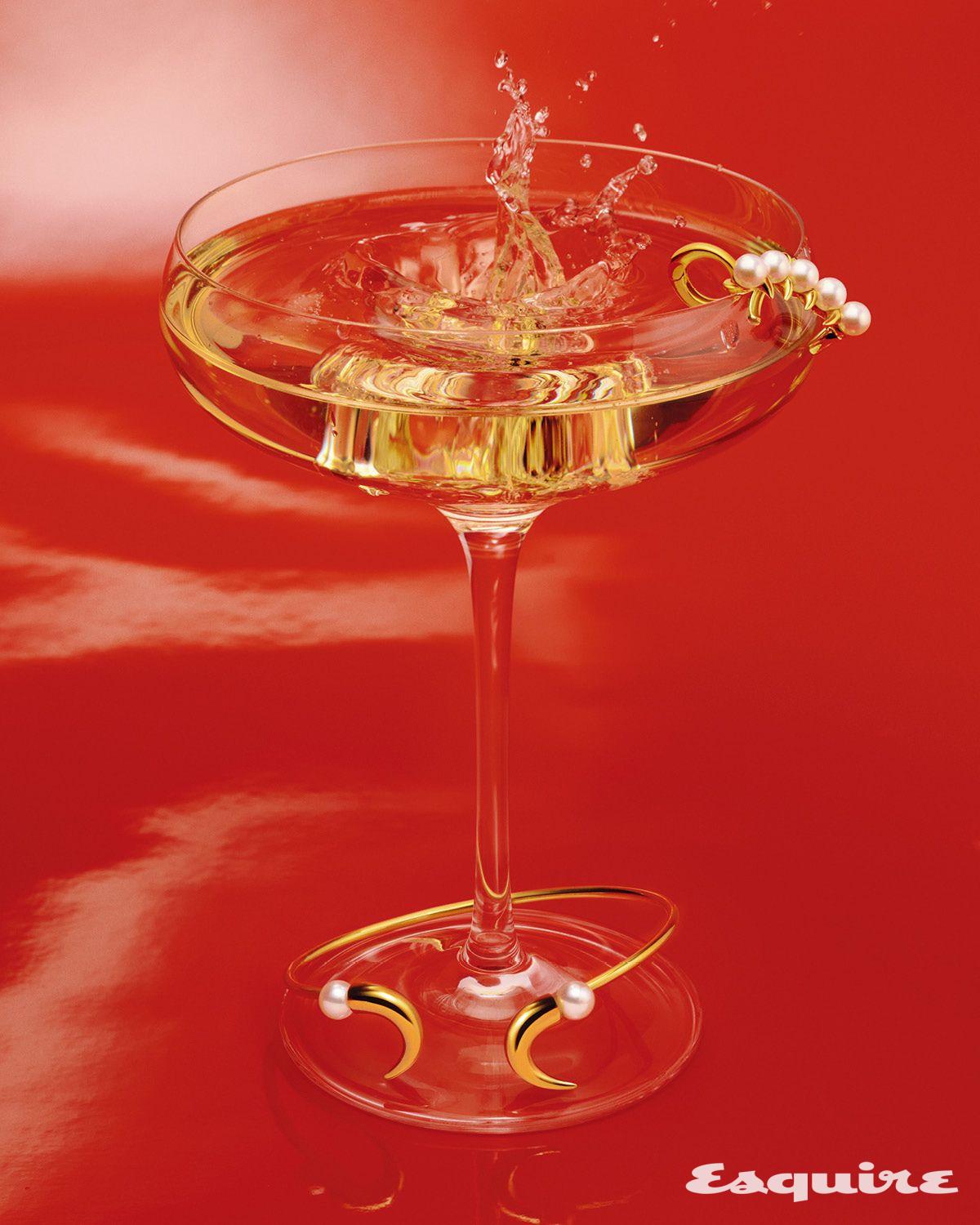 옐로 골드에 아코야 진주를 세팅한 데인저 스콜피온 이어커프, 데인저 호른 브레이슬릿 모두 가격 미정 타사키.