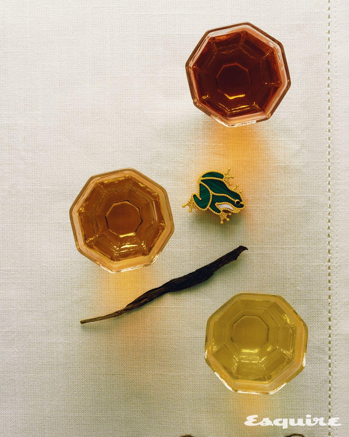 옐로 골드에 말라카이트와 화이트 머더오브펄, 오닉스로 개구리를 표현한 럭키 애니멀 프로그 클립 가격 미정 반클리프 아펠. 크리스털 찻잔 모두 가격 미정 월하보이.