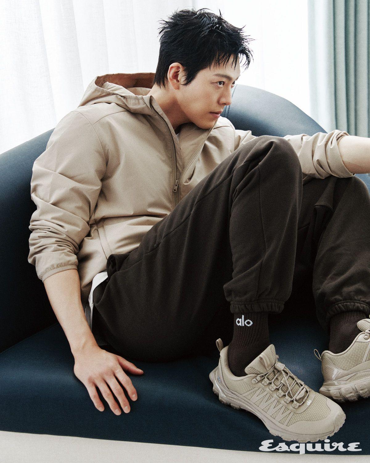 엘리멘탈 풀집 재킷, 컨커 리폼 크루넥 쇼트 슬리브 티셔츠, 아콜레이드 스웨트팬츠, 유니섹스 하프 크루 스로백 삭스, 알로 트레일 스니커즈 모두 알로.