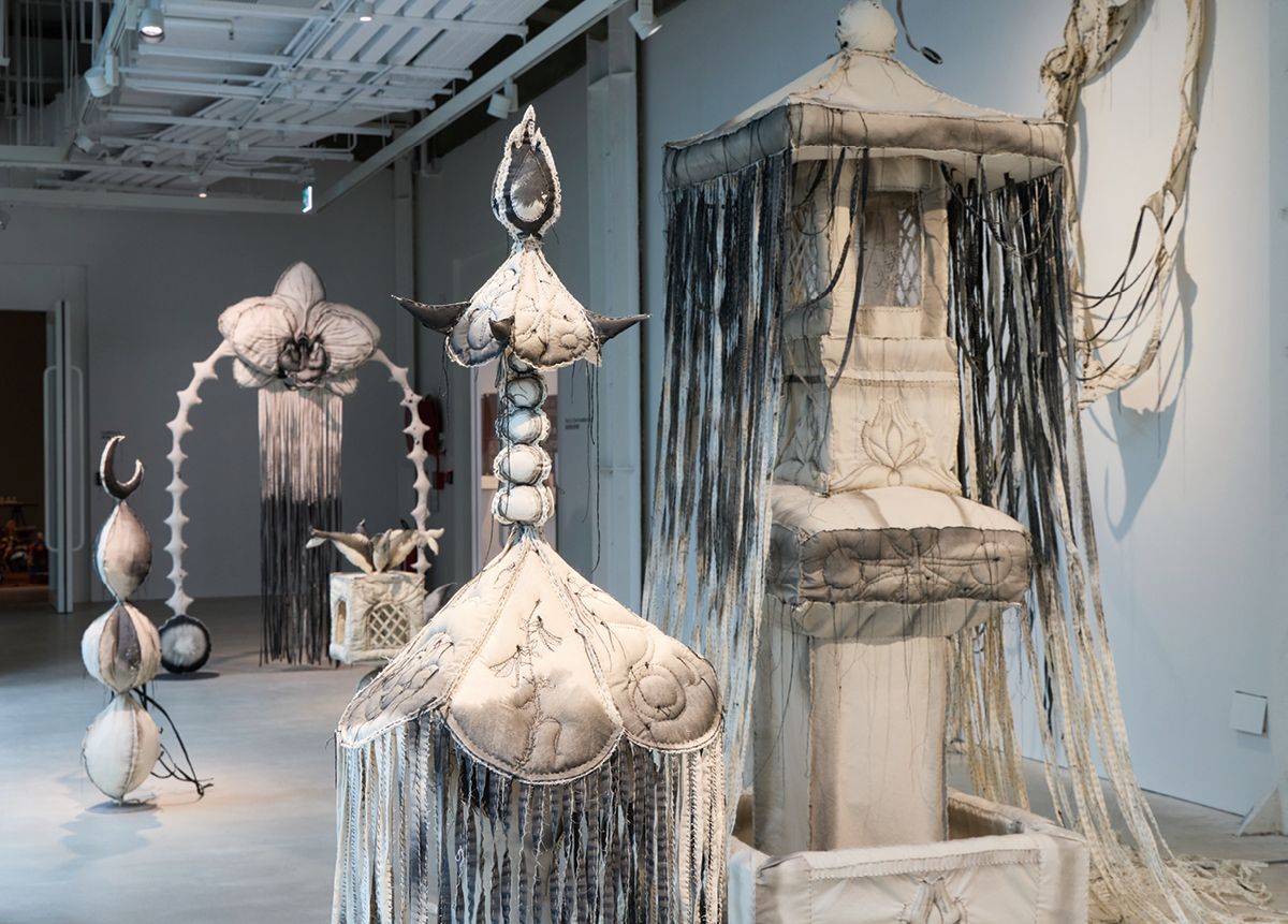 한상아, ‘Threshold 1’, 2024, 섬유 조각 설치, CHAT(Centre for Heritage, Arts and Textile) <Threading Inwards> 전시 전경. 먹을 물들인 흰 면으로 만든 파고다 형태의 신전이 여성의 신체를 상징하는 문과 함께 설치되어 있다. © Courtesy of CHAT