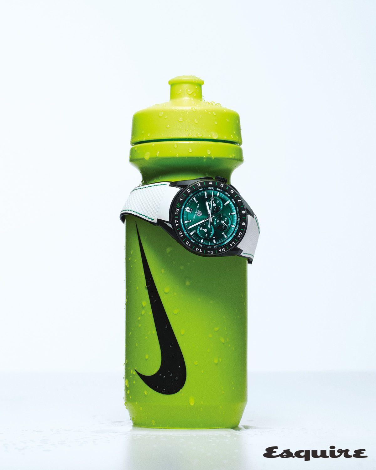 45mm 블랙 티타늄 케이스와 18개의 홀이 새겨진 베젤, 골프 전용 애플리케이션을 갖춘 커넥티드 칼리버 E5 골프 에디션 워치 370만원 태그호이어. 빅 마우스 보틀 640mL/1만원대 나이키.