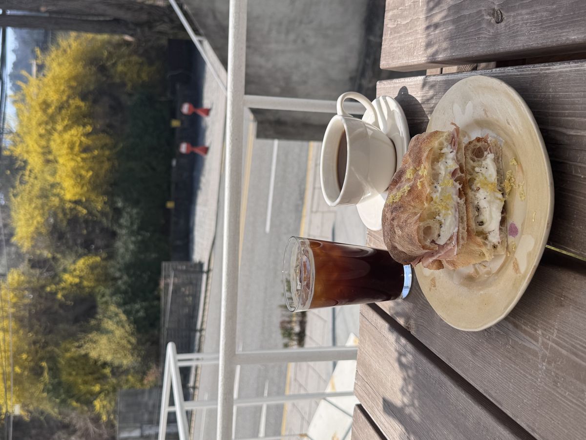 성곽길이 내려다보이는 부암동 카페 뤼도 발로즈의 테라스 / 이미지 출처: 필자 촬영