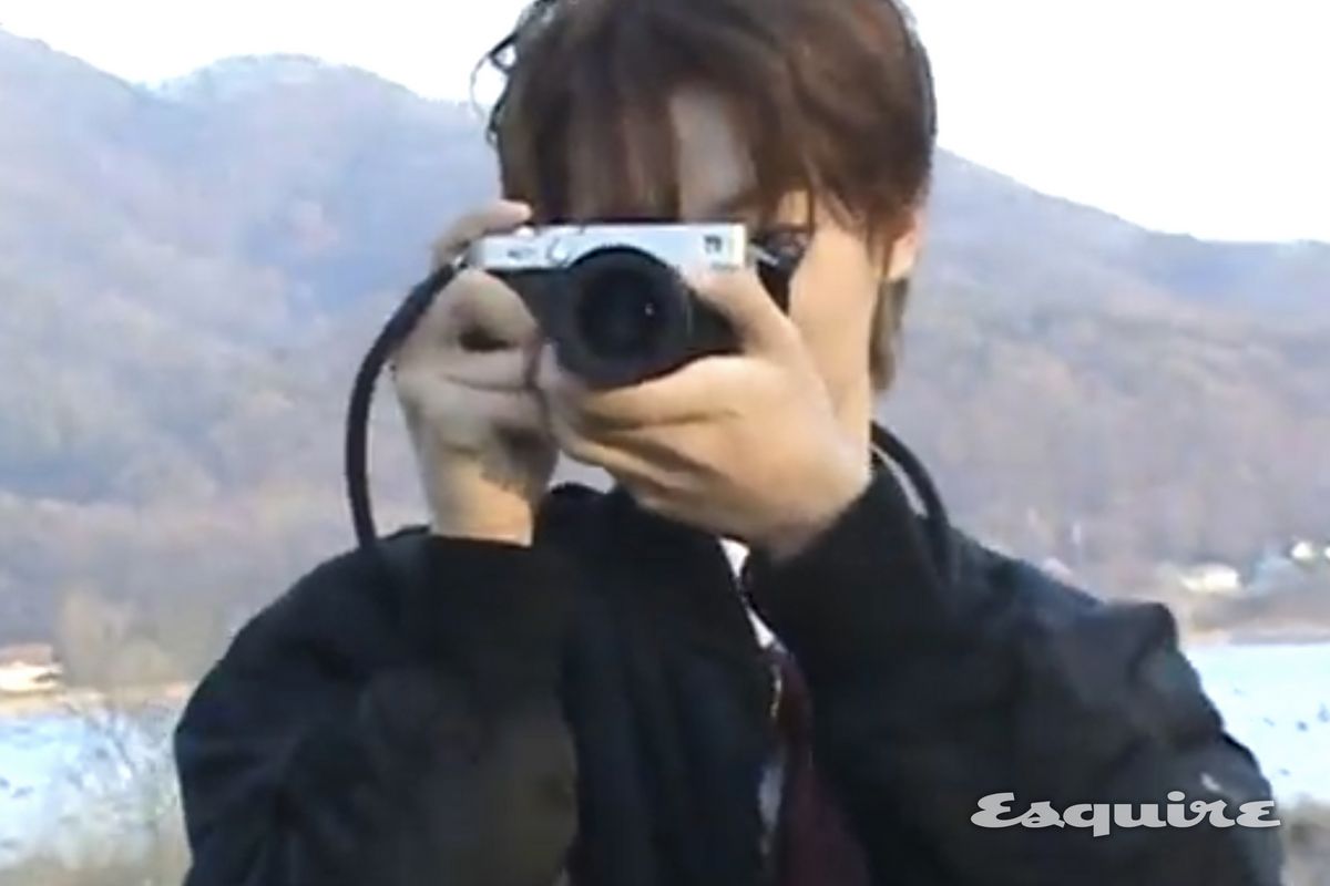 에스콰이어 화보 촬영장에서 플레어 유, 우진