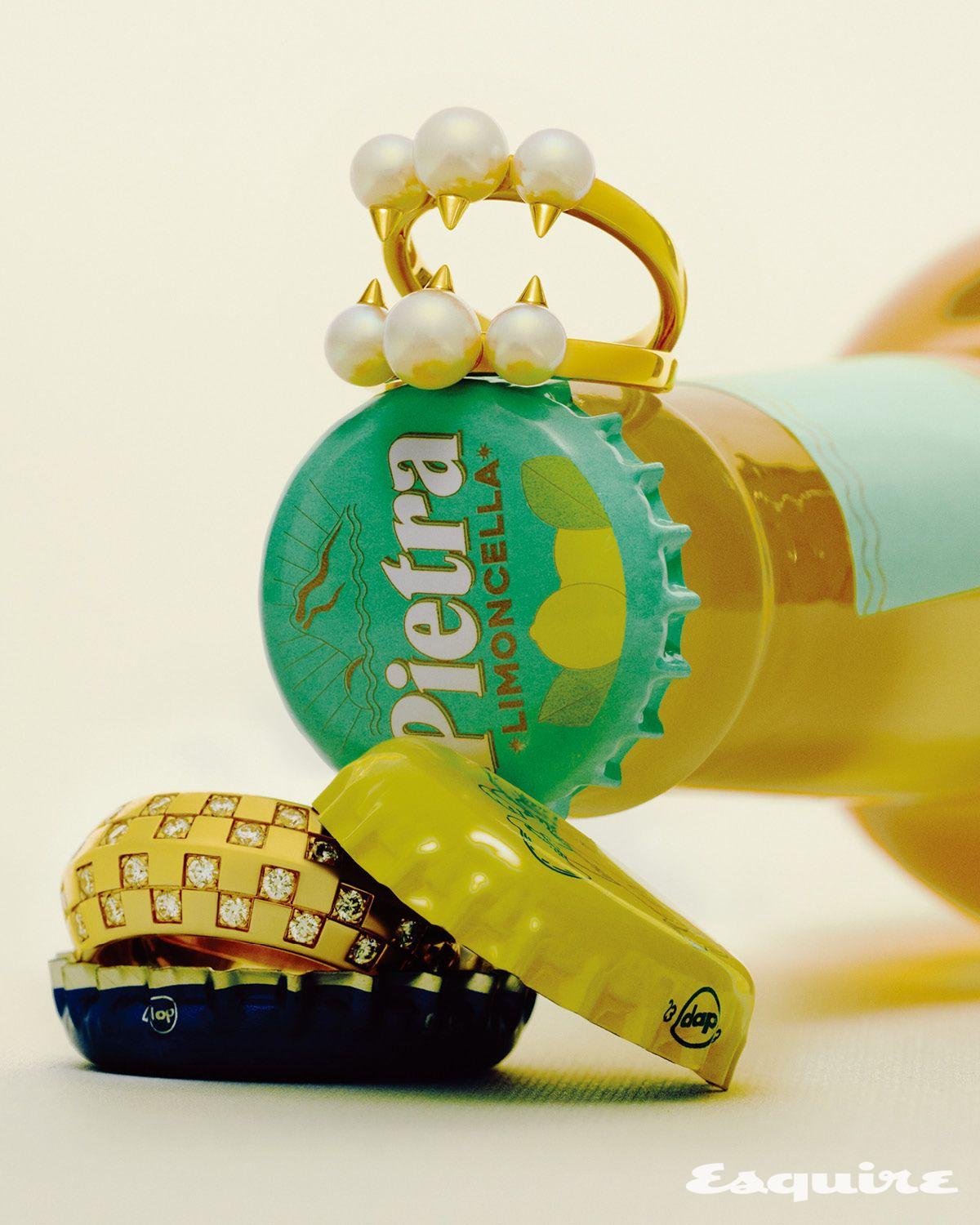 아코야 진주를 둘러싼 가시 모티브가 특징인 옐로 골드 데인저 시그너처 링 가격 미정 타사키. 옐로 골드에 구조적인 다이아몬드 세팅을 더한 르 다미에 드 루이 비통 링 가격 미정 루이 비통.