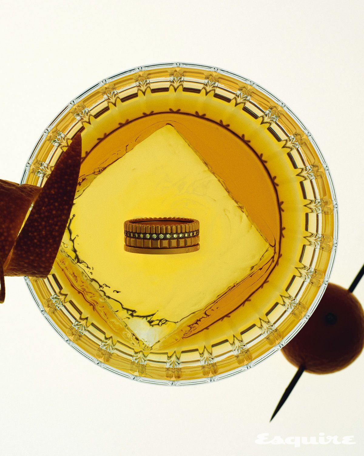 33개의 라운드 다이아몬드를 세팅한 옐로 골드 콰트로 레디언트 다이아몬드 스몰 링 가격 미정 부쉐론. 하모니 텀블러 잔 가격 미정 바카라.