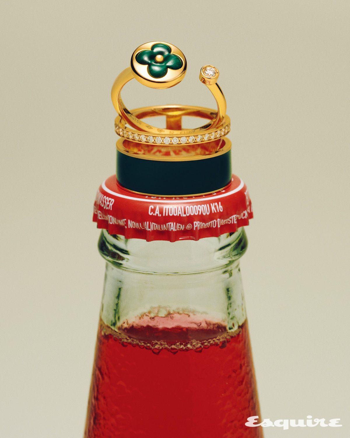 말라카이트와 다이아몬드를 세팅한 핑크 골드 컬러 블라썸 미니 썬 링 가격 미정 루이 비통. 다이아몬드를 세팅한 베르베르 나일 그린 래커 링 799만원 레포시.