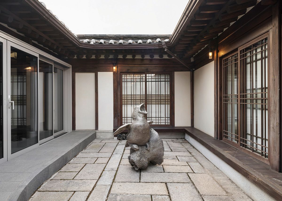 로터스 강의 개인전 <코라>(2026) 중 한옥에 있는 ‘Chora II’(2025–2026)의 설치 전경.