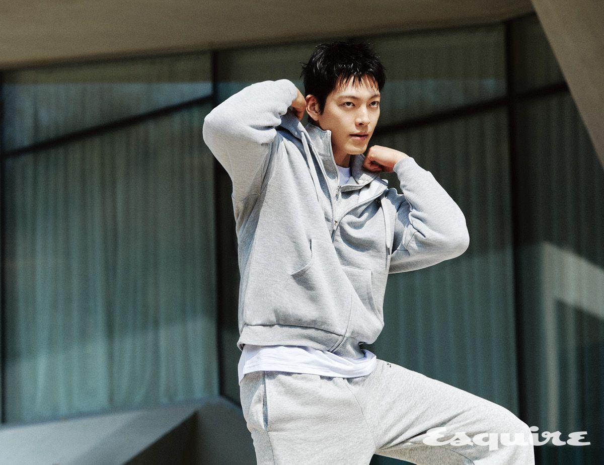 아콜레이드 풀집 후디, 아콜레이드 1/4 집 풀오버, 컨커 리폼 크루넥 쇼트 슬리브 티셔츠, 아콜레이드 스트레이트 레그 스웨트팬츠 모두 알로.