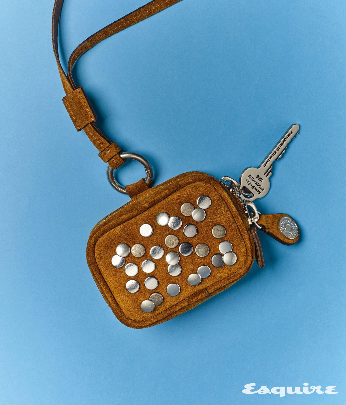 리벳 디테일을 더한 스웨이드 카메로 파우치 86만원 아크네 스튜디오.