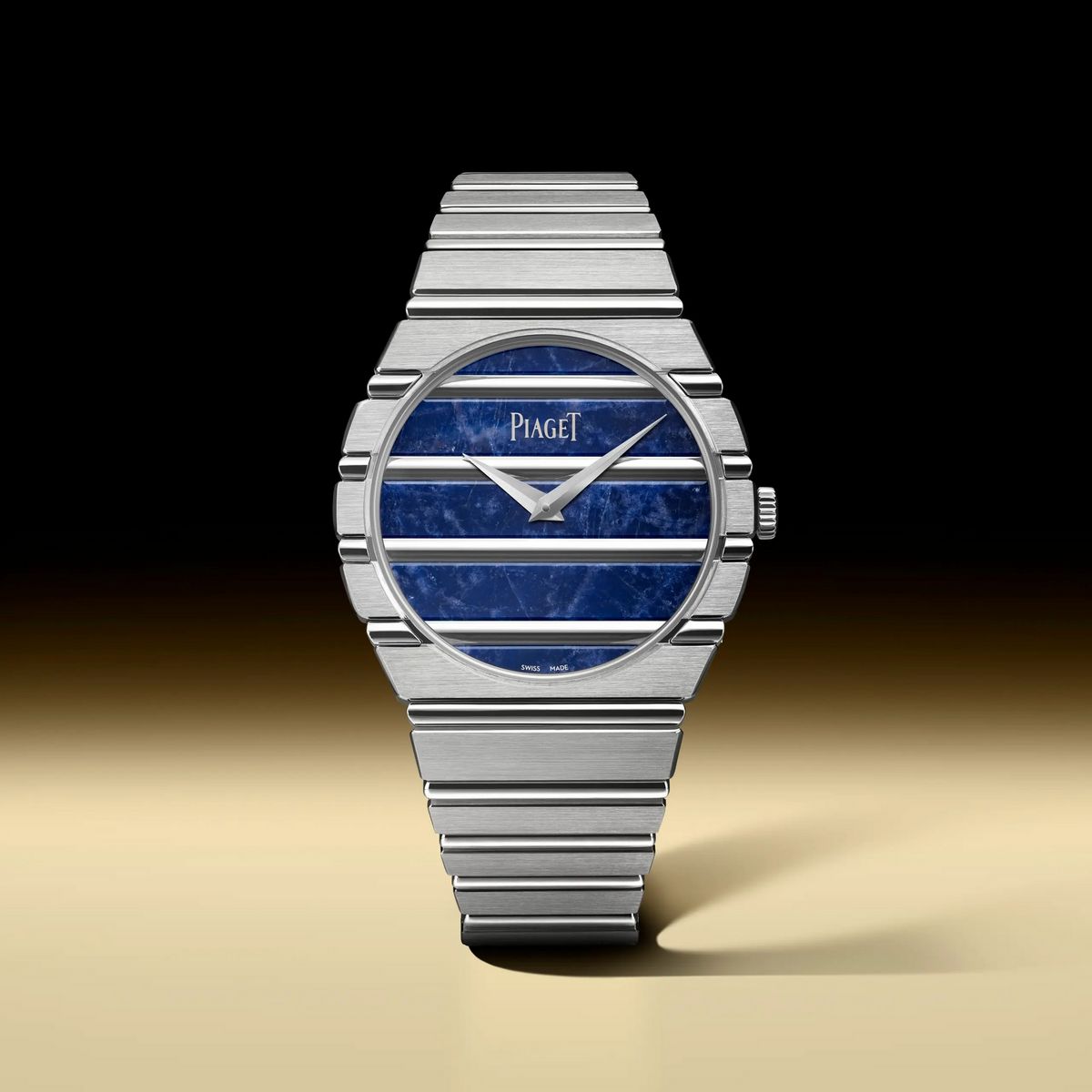 옐로 골드의 가로형 가드룬 장식과 소다라이트의 블루 컬러가 대조를 이루며 1970년대의 화려함을 재현한 피아제 폴로 79 / 이미지 출처: 피아제.