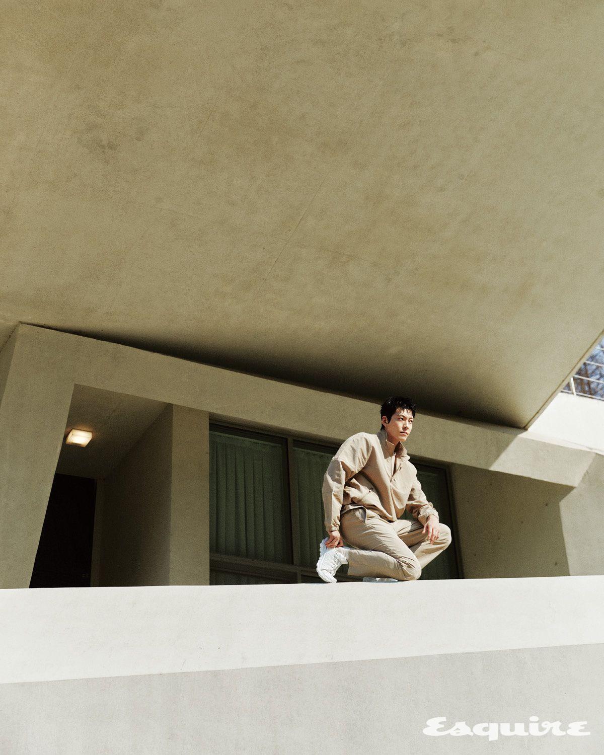 라이트 웨이트 테이크어웨이 트랙 풀오버, 레피티션 팬츠, 하프 크루 스로백 삭스, 알로 트레일 스니커즈 모두 알로.