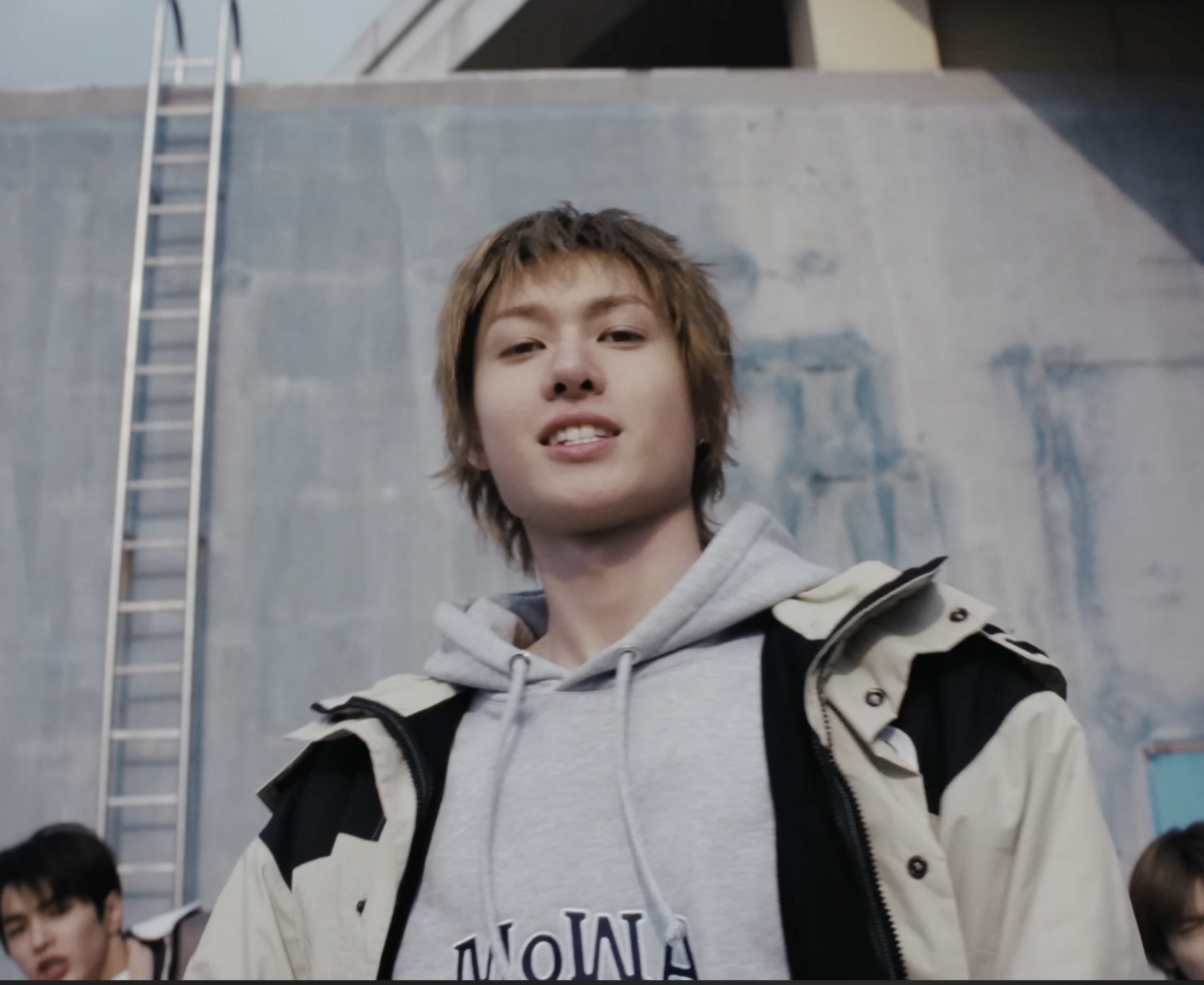 뮤비에서 노스페이스 빈티지 고어 택스 마운틴 재킷 베이지 컬러와 모와롤라의 모와 후디 그레이를 입은 마틴 / 이미지 출처: 코르티스 ‘REDRED’ 뮤직비디오