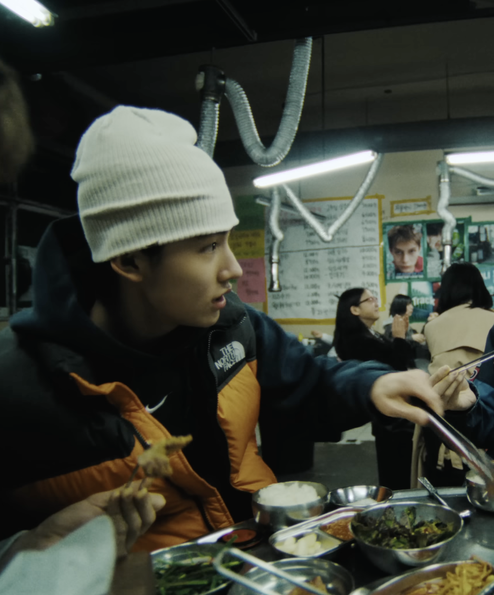 조끼 패딩 안에 나이키의 ‘스우시 로고 후디’ 네이비 컬러를 입은 성현 / 이미지 출처: 코르티스 ‘REDRED’ 뮤직비디오