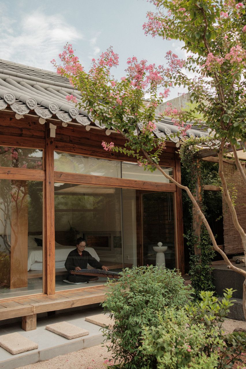 가야금을 직접 연주해 볼 수 있는 프로그램을 진행한다. / 출처: 오원스테이 네이버지도 업체 등록