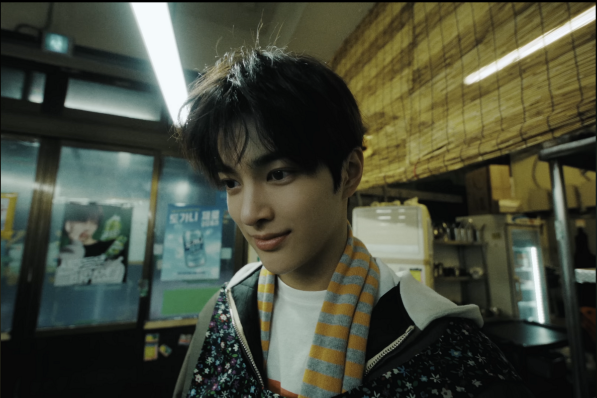 뮤비에서 팔로마 울의 ‘벨라 스카프’를 착용한 건호 / 이미지 출처: 코르티스 ‘REDRED’ 뮤직비디오