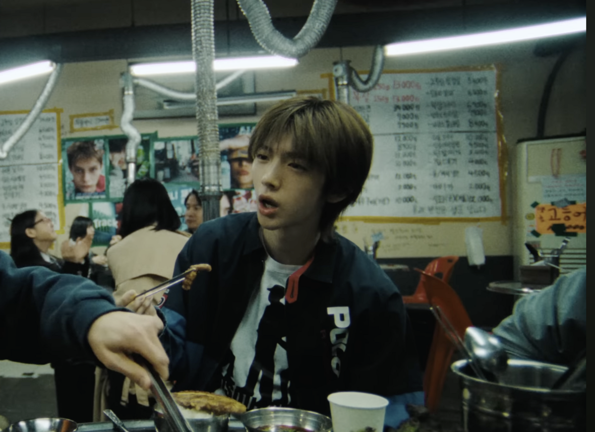 빈티지 폴로 배킷 안에 디스퀘어드 2의 ‘브라더후드 티셔츠’를 입은 주훈 / 이미지 출처: 코르티스 ‘REDRED’ 뮤직비디오