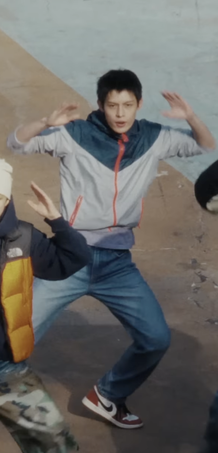 ‘조던 1 레트로 하이 OG 시카고’ 레드 컬러를 신은 제임스 / 이미지 출처: 코르티스 ‘REDRED’ 뮤직비디오