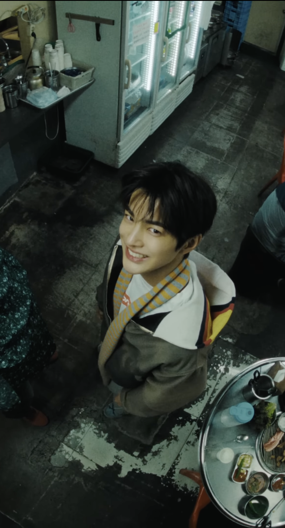 상의로 슈프림의 ‘박스 로고 티’ 화이트 컬러를 입은 건호 / 이미지 출처: 코르티스 ‘REDRED’ 뮤직비디오