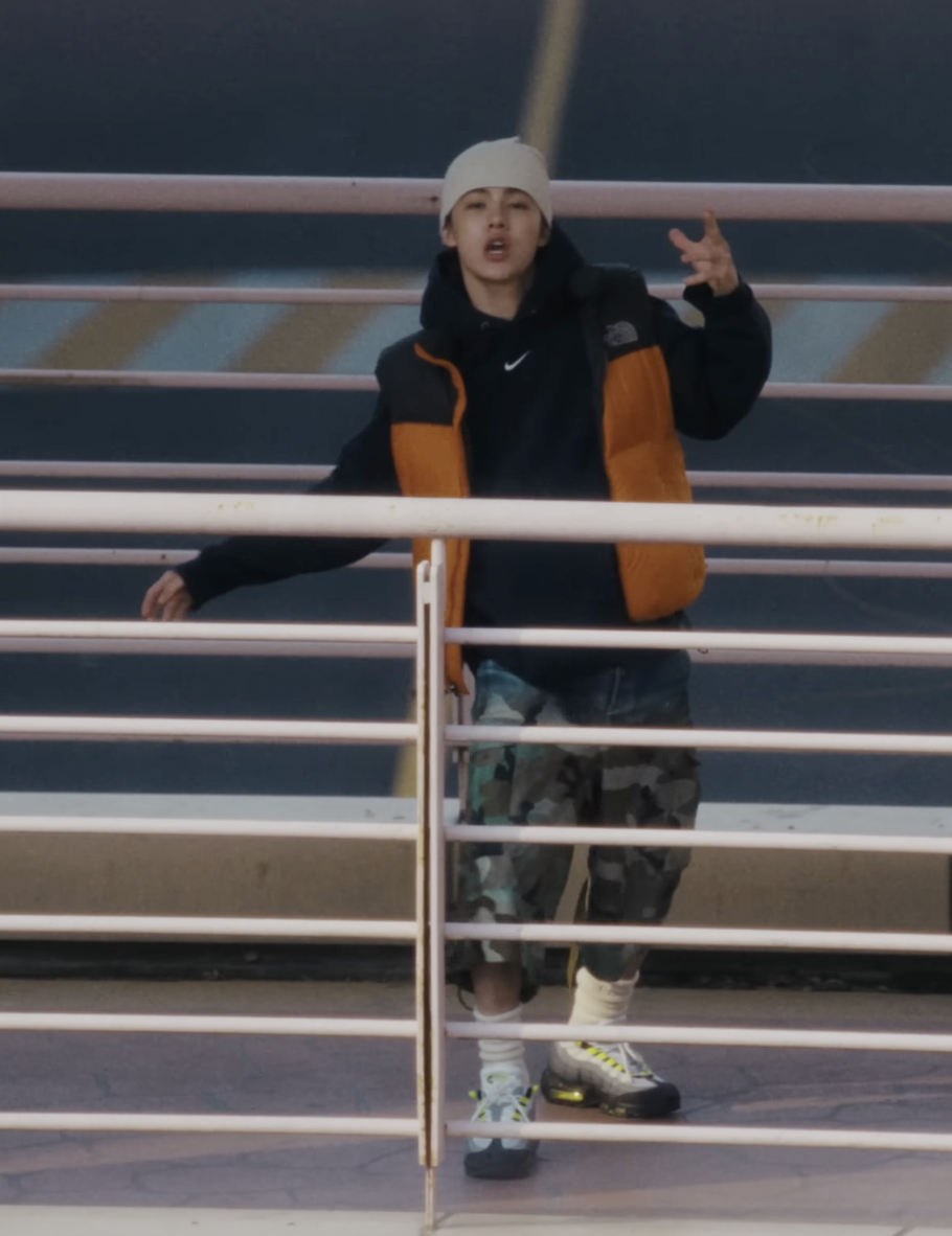 일본 브랜드 토르크의 '그라데이션프린티드 데님*카고'와 나이키의 ‘에어맥스 95’를 착용한 성현 / 이미지 출처: 코르티스 ‘REDRED’ 뮤직비디오