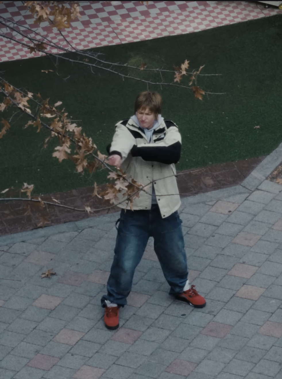 칼하트의 더블 니 데님 팬츠와 나이키의 '조던 5 레트로 토로 브라보'를 입은 제임스 / 이미지 출처: 코르티스 ‘REDRED’ 뮤직비디오