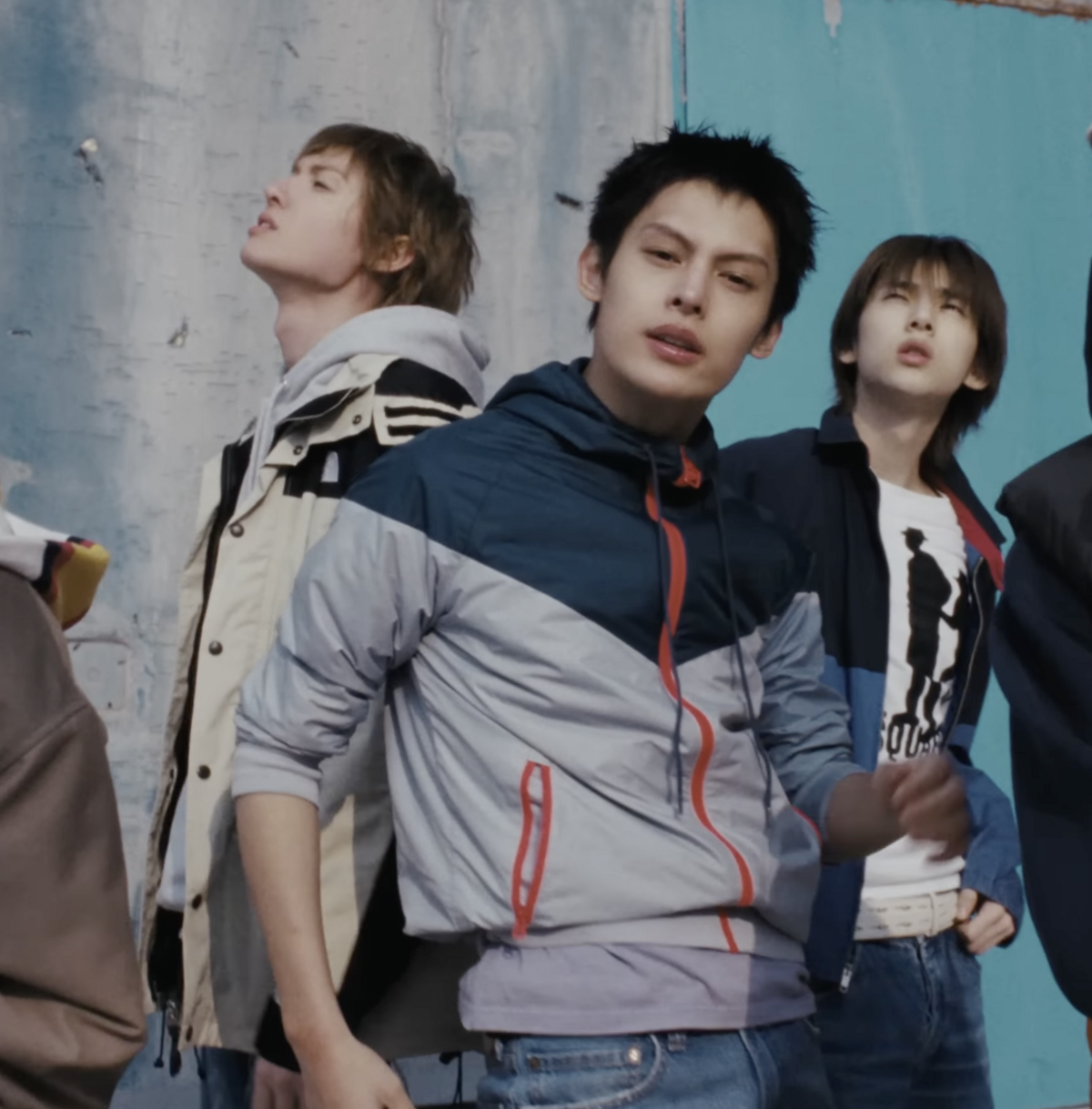 뮤비 속 나이키의 '윈드 러너'를 입은 제임스 / 이미지 출처: 코르티스 ‘REDRED’ 뮤직비디오