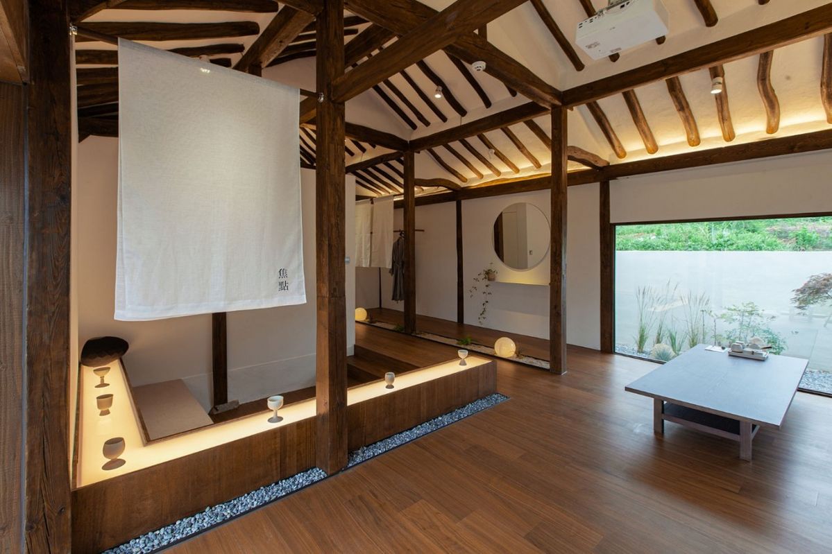 통창으로 종일 볕이 들어오는 공간에서 다도를 즐길 수 있다. / 출처: 스테이초점 네이버지도 업체 등록