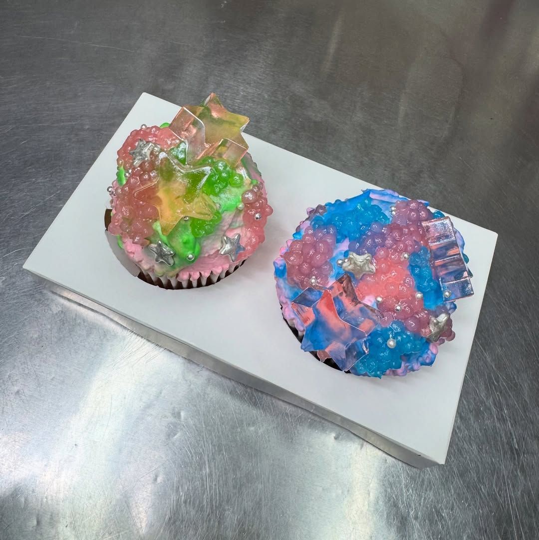 홀케이크가 부담스럽다면 컵케이크로도 Y2K 감성을 충분히 즐길 수 있다. / 출처: 젤리샷케이크