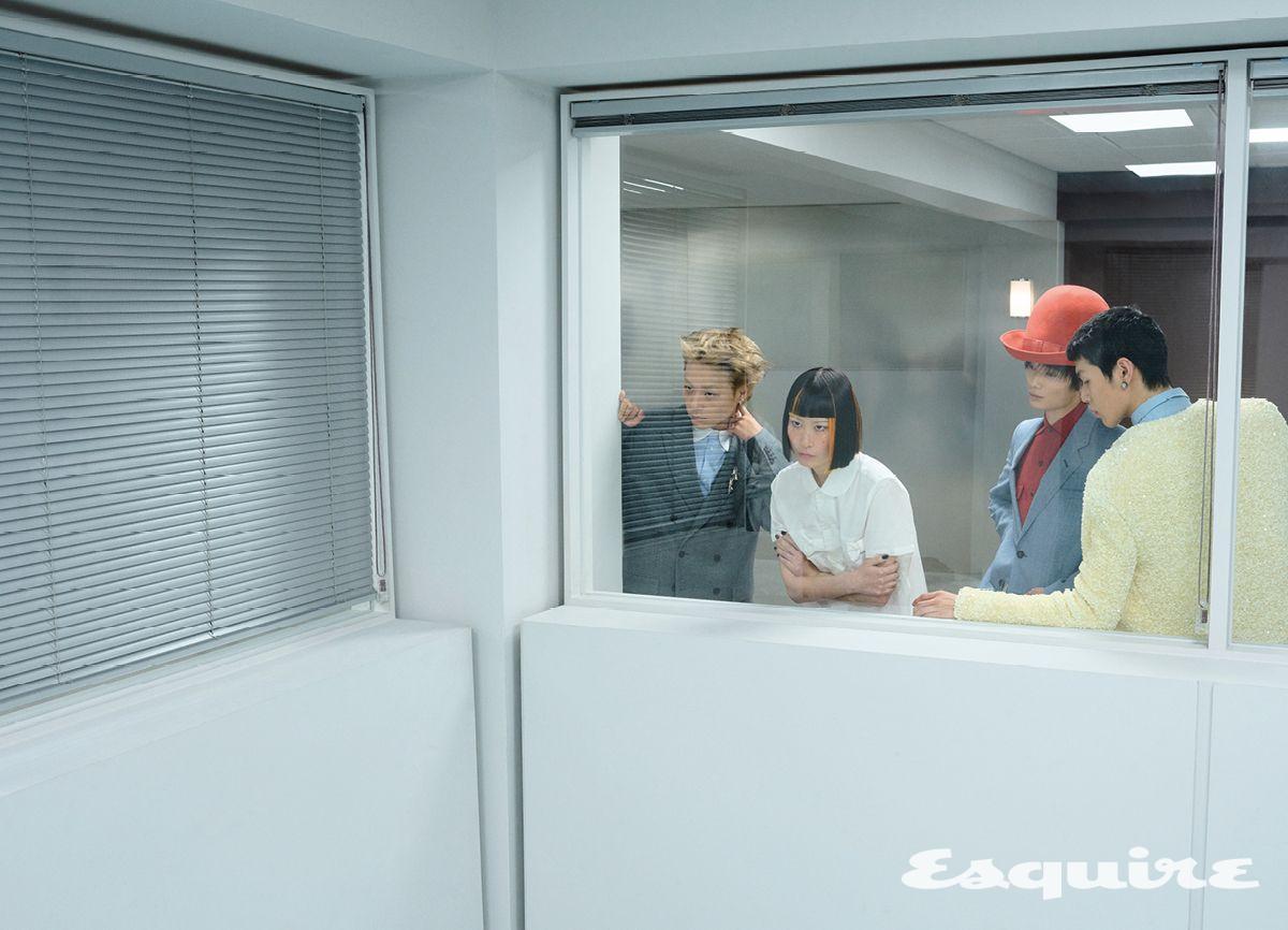 플란넬 맨 재킷, 포플린 맨 셔츠, 맨 브로치 모두 가격 미정 디올. 리본 디테일 코튼 셔츠 가격 미정 꼼데가르송. 구이아 재킷, 이다 셔츠, 아네트 해트 모두 가격 미정 로로피아나. 카디건, 셔츠 모두 가격 미정 보테가 베네타. 이어링 가격 미정 발렌시아가.