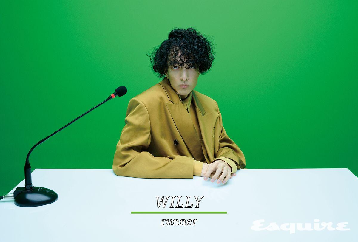 실크 뒤셰스 재킷, 실크 셔츠, 타이 모두 가격 미정 생 로랑 by 안토니 바카렐로.